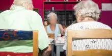 Alzheimer e caldo, l&rsquo;allarme dei caregiver: &ldquo;1,5 milioni di malati e 4 milioni di familiari lasciati soli. Servono pi&ugrave; servizi e sostegni strutturali&rdquo;