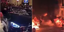 Auto in fiamme, fuoco e scontri: caos a Parigi dopo l&rsquo;eliminazione dal Mondiale