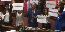 &ldquo;Imbullonati&rdquo;: protesta del M5s al Senato. Il gruppo espone cartelli contro il governo: &ldquo;Quando ve ne andate a casa?&rdquo;