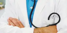 Medici no vax reintegrati, scontro sull&rsquo;emendamento FdI. L&rsquo;infettivologo Bassetti: &ldquo;Uno dei punti pi&ugrave; bassi della sanit&agrave; italiana&rdquo;
