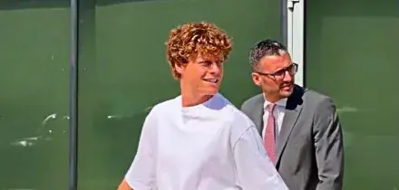 Sinner avvistato al J Medical: ha fatto dei nuovi controlli. Ora va in vacanza, poi inizia la missione Us Open