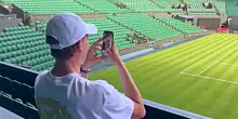 La videochiamata con pap&agrave; Hanspeter: Cahill pubblica un video inedito di Sinner prima di Wimbledon