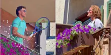 Tsitsipas e Ruud sorprendono i passanti: il palleggio da un balcone all&rsquo;altro, show nel centro di Gstaad | Video