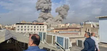 Gli Usa attaccano Teheran, attivata la difesa aerea. L&rsquo;Iran risponde: colpite basi americane in Giordania, Kuwait e Bahrein