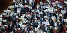 Legge elettorale, la protesta delle opposizioni in Aula prima del voto: &ldquo;Meloni ha fallito&rdquo;