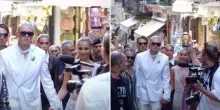 Erling Haaland travolge Taormina con la fidanzata Isabel e una spilla forma di rana: il bomber del Manchester City stella (a sorpresa) della moda di Dolce & Gabbana
