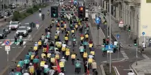&ldquo;Basta paghe da fame. Anche noi vogliamo mangiare&rdquo;. A Milano duecento rider in piazza per lo sciopero delle consegne
