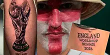 Il tatuaggio del tifoso prima della semifinale: &ldquo;Inghilterra campione del mondo 2026&rdquo;