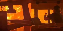 &ldquo;Siamo circondati dal fuoco&rdquo;: il treno attraversa le fiamme, il video choc del macchinista mostra una scena impressionante