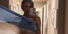 Bel&eacute;n Rodriguez e il tifo per la &ldquo;sua&rdquo; Argentina: la foto vestita solo con la bandiera