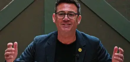 Burnham proclamato leader dei laburisti, da luned&igrave; sar&agrave; il nuovo premier britannico: &ldquo;Pronto a governare dopo 40 anni di neoliberismo&rdquo;