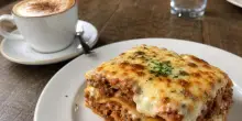 &ldquo;Non ordinate il cappuccino dopo la colazione, anzi, non ordinatelo proprio al ristorante. E la pasta non &egrave; mai un contorno&rdquo;: la Bbc detta 7 regole ai turisti inglesi in vacanza in Italia