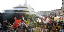 Scontri tra polizia e manifestanti a Venezia durante il corteo contro l&rsquo;ambasciatore Usa in &ldquo;tour&rdquo; sul suo yacht da 117 metri