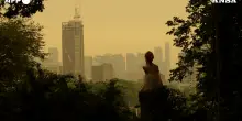 Incendi in Canada, la nube di fumo avvolge lo skyline di New York e l&rsquo;aeroporto: il paesaggio arancione &egrave; spettrale &ndash; Video