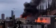 Incendio in un palazzo vicino alla Rinascente di Milano: il Duomo avvolto dal fumo nero &ndash; Video