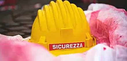 Due morti sul lavoro in poche ore: un operaio travolto da un treno in Friuli, un altro folgorato nel Mantovano