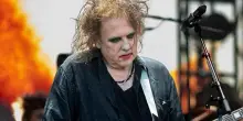 Robert Smith dei Cure boccia l&rsquo;halftime show dei Mondiali e punta il dito contro FIFA, Infantino e l&rsquo;arrivo di Trump alla finale