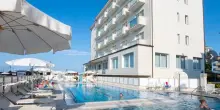 Bimba di 4 anni muore annegata nella piscina di un hotel di Milano Marittima
