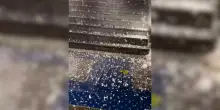 Violenta grandinata a Milano, strade e scale delle metropolitane imbiancate dai chicchi giganti &ndash; Video
