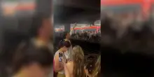 Concerto di Bad Bunny annullato per la grandine, la festa di sposta in metropolitana: decine di fan cantano aspettando il treno &ndash; Video