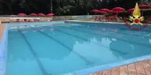 Fuga di cloro in una piscina vicino Roma, 8 intossicati: un bimbo di 5 anni in codice rosso in ospedale