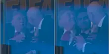 Trump ancora coccolato da Infantino: al tycoon portano la Coppa del Mondo in tribuna, il presidente Fifa ammira compiaciuto