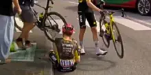 Choc Vingegaard: cade, va in ospedale in ambulanza e si ritira dal Tour de France. &Egrave; finito a terra in una rotonda