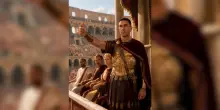 Vannacci in versione imperatore &ldquo;condanna a morte&rdquo; Conte e Schlein nel video fatto con l&rsquo;IA. La reazione: &ldquo;Incita alla violenza, Meloni che dice?&rdquo;