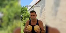 Ascia bipenne (simbolo di Ordine Nuovo), canottiera nera e motti dannunziani: il video di Vannacci con due meloni in mano