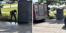 Tenta di recuperare una bottiglietta finita nel bagno chimico e ci finisce dentro: &ldquo;All&rsquo;improvviso una testa &egrave; spuntata fuori dal water&rdquo;. I vigili del fuoco lo liberano dopo otto ore