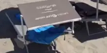 &ldquo;Se qualcuno va in vacanza a Capo Rodoni ce li saluti&rdquo;: 350 lettini rubati a Reggio Emilia ricompaiono su una spiaggia in Albania