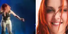 Noemi cade dal palco durante un concerto e finisce in ospedale &ndash; Video