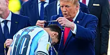 Mondiali, l&rsquo;addio di Messi senza epica: l&rsquo;ultima immagine &egrave; la medaglia d&rsquo;argento messa al collo da Donald Trump