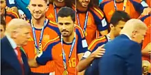 Trump, che imbarazzo durante la premiazione: prima i fischi fortissimi dello stadio, poi Rodri lo allontana prima di alzare la coppa