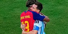 Messi-Yamal, l&rsquo;abbraccio simbolico dopo la finale. Il 19enne spagnolo entra nella storia dei Mondiali