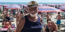&ldquo;Per un po&rsquo; d&rsquo;ombra non si possono chiedere cifre folli&rdquo;: la battaglia di Guerrino Ricci, il bagnino di 87 anni che affitta i lettini a 4 euro