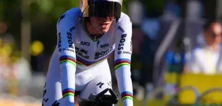 Tour de France, Evenepoel fa il bis a cronometro: male Ganna. Un altro ritiro: ko Lipowitz | La nuova classifica generale