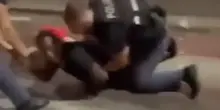 Bologna, spunta un altro video di una settimana fa: in azione lo stesso agente del fermo che ha portato alla morte di Fakir