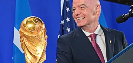 Chi fermer&agrave; Infantino? &Egrave; gi&agrave; pronto il Mondiale a 64 squadre: una competizione monstre divisa fra tre continenti