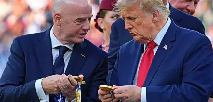 Trump, Infantino e il calcio dei potenti: il giornalismo sportivo non pu&ograve; pi&ugrave; voltarsi dall&rsquo;altra parte | Commento
