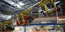 Auto, fino a 726mila posti a rischio entro il 2040. Lo studio che mette in dubbio le politiche UE