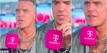 &ldquo;La gente &egrave; preoccupata per me, ma va tutto bene, non &egrave; cocaina&rdquo;: il &ldquo;caso&rdquo; della caramella di Robbie Williams alla finale dei Mondiali