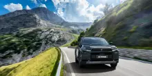 Suzuki rinnova la Across. Pi&ugrave; tecnologia, 309 cavalli e batteria da 22,7 kWh
