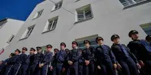 La casa natale di Hitler diventa un commissariato: sul marciapiede la scritta &ldquo;Mai pi&ugrave; fascismo&rdquo;. I resti dei lavori triturati e smaltiti