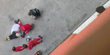 Il video di Fakir rianimato con mani e piedi legati: &ldquo;Volto insanguinato e macchie dello spray al peperoncino&rdquo;