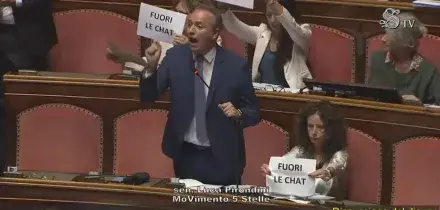 &ldquo;Non potete commemorare Borsellino e oggi negare l&rsquo;acquisizione delle chat di Delmastro&rdquo;: il M5s occupa i banchi del governo