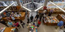 Dal dramma di Simenon al &ldquo;vecchio delle cose rotte&rdquo;: i libri dell&rsquo;estate per viaggiare o staccare dalla quotidianit&agrave;