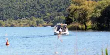 Si tuffa dalla barca e non riemerge, 22enne muore nel lago di Bolsena