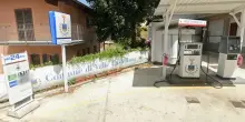 La &ldquo;benzina del sindaco&rdquo;: nelle aree remote ecco i distributori comunali a prezzo calmierato dopo l&rsquo;addio dei privati