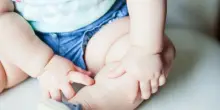 Caramella va di traverso a un bimbo di 3 anni: una 23enne lo salva con la manovra di Heimlich